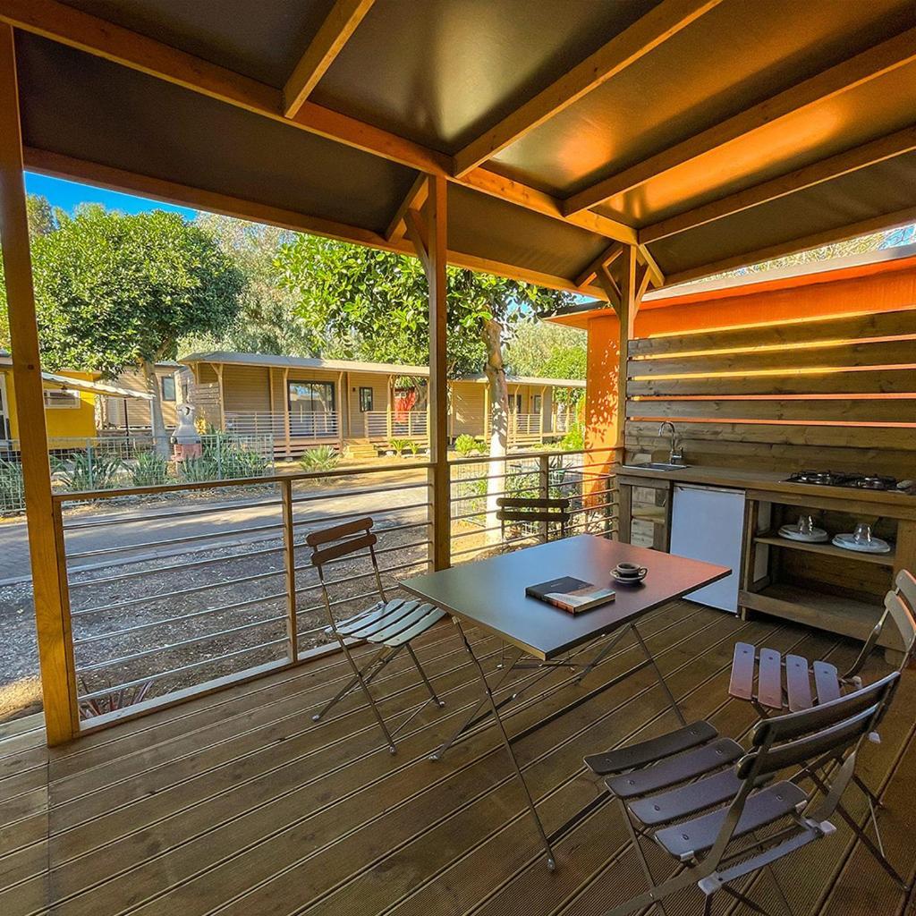 Il Pampaleone Glamping And Resort 아치레알레 외부 사진