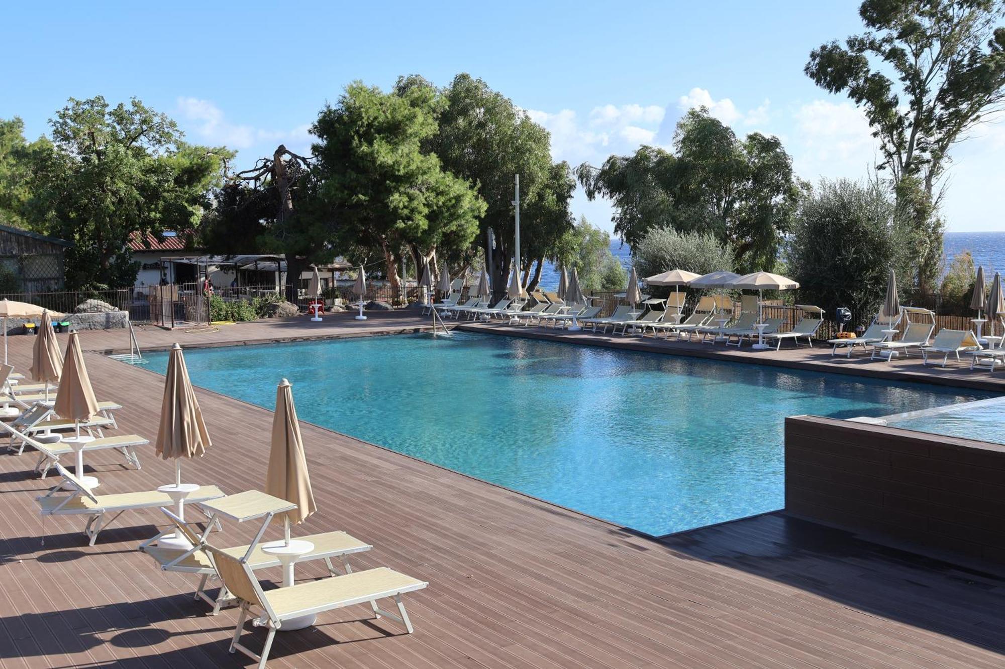 Il Pampaleone Glamping And Resort 아치레알레 외부 사진